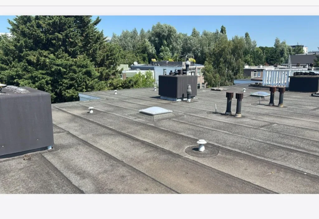 Professioneel afgewerkt platdak met dakinstallaties in Rotterdam
