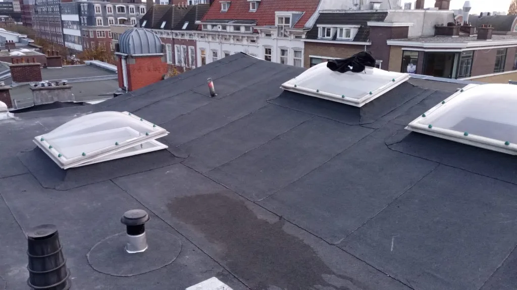 Platdak met lichtkoepels en bitumen dakbedekking