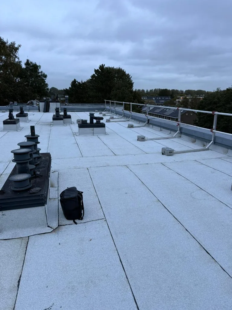 Afgewerkt platdak met veiligheidsrailing en dakinstallaties